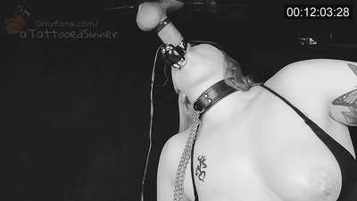 Fată drăguță cu țâțe perfecte la gloryhole