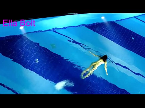 ❤️ Nu mă pot opri din privit, tânără blondă surprinsă înotând goală în piscina stațiunii ELLA BOLT ❤️ at us ❌❤